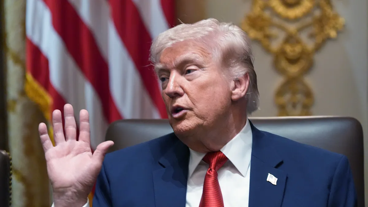 2026年3月26日,美國華盛頓白宮,總統川普在內閣會議上發表談話。(美聯社)