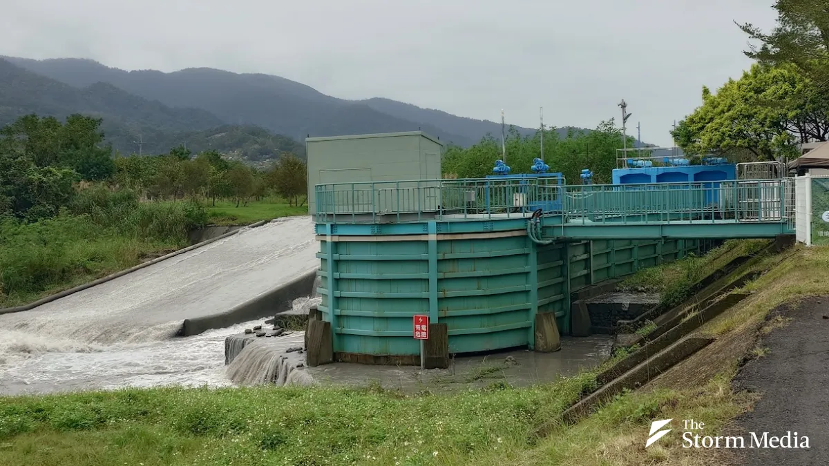 The Ministry of Economic Affairs is aggressively promoting small-scale hydropower, but its negative environmental impacts are raising serious concerns. Pictured: a small-scale hydropower unit operated by Heng Shui Green Energy on the Annong River in Yilan
