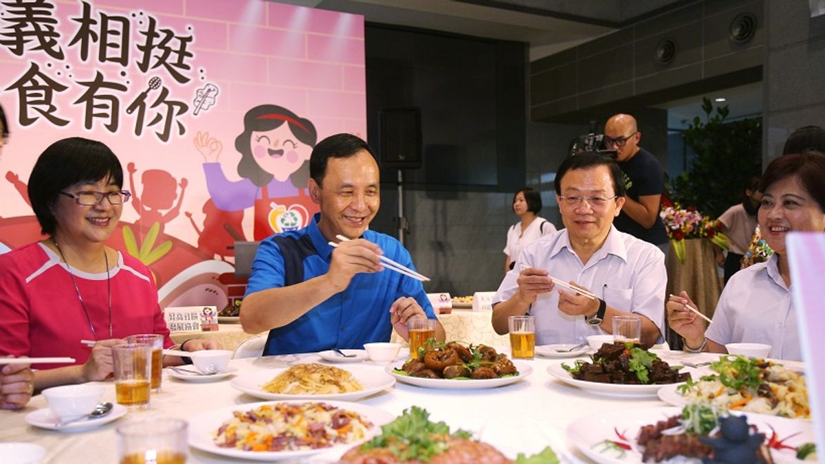 朱立倫出席「廚義相挺 惜食有你」新北惜食分享廚房啟動記者會,與大家共享佳餚。(圖/新北市政府提供) 朱立倫出席「廚義相挺 惜食有你」新北惜食分享廚房啟動記者會,與大家共享佳餚。(圖/新北市政府提供)