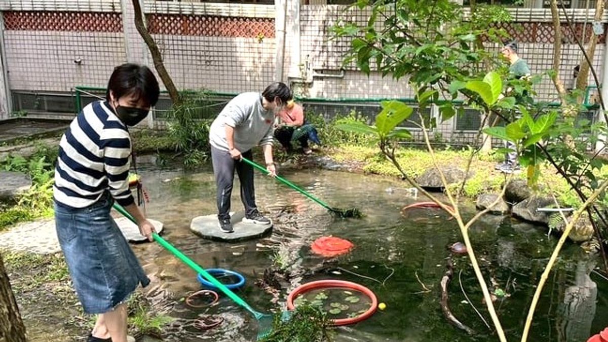 校園環境清潔需要庶務委外人力協助。(圖/新北市政府教育局提供) 校園環境清潔需要庶務委外人力協助。(圖/新北市政府教育局提供)