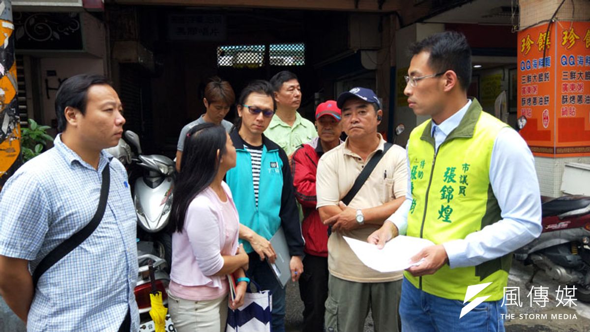 交旅處、市警交通隊等單位會勘,禁止迴轉車種未達共識。(圖/張毅攝) 交旅處、市警交通隊等單位會勘,禁止迴轉車種未達共識。(圖/張毅攝)