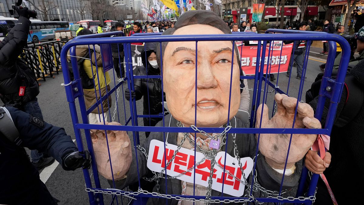 南韓抗議群眾擺出要讓總統尹錫悅入獄受審的模型。(美聯社) 南韓抗議群眾擺出要讓總統尹錫悅入獄受審的模型。(美聯社)