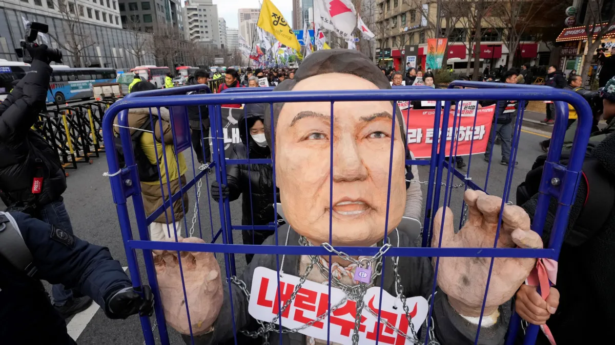 南韓抗議群眾擺出要讓總統尹錫悅入獄受審的模型。(美聯社)