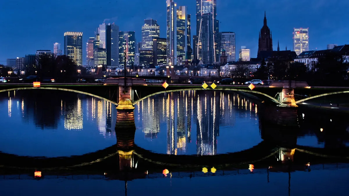 圖為德國法蘭克福銀行區的建築物倒映在美因河(River Main)中。(AP)