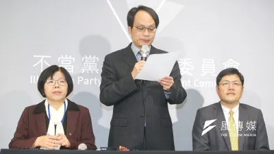 不當黨產處理委員會就婦聯會案後續程序記者會,認定婦聯會為國民黨附隨組織,財產立即凍結,(左起)發言人施錦芳、主委林峯正、委員連立堅。(陳明仁攝)