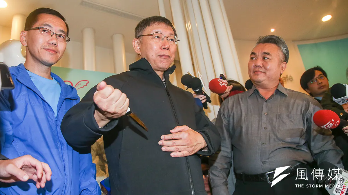 台北市長柯文哲出席MIT艋舺健走活動暨商圈轉型示範店家參訪,柯文哲拿水果刀刺割自己,以驗証防刺衣的效能。(陳明仁攝