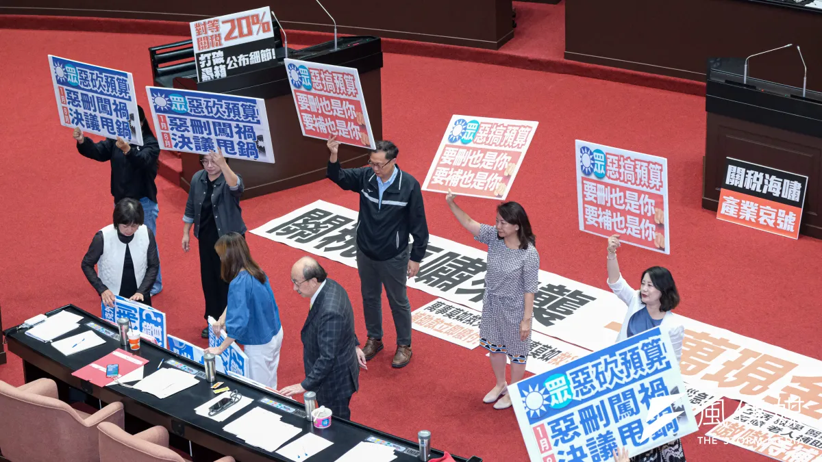 大罷免失敗後,民進黨立法院黨團在立法院議場高舉立牌批評藍白政黨。(劉偉宏攝)