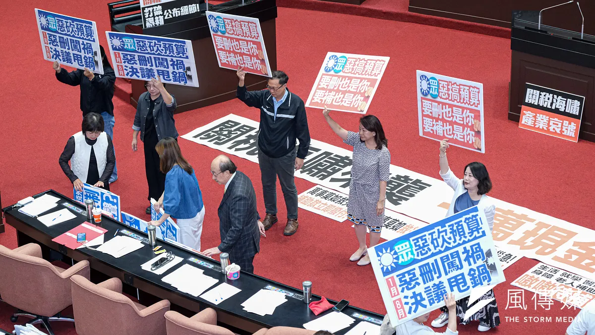 大罷免失敗後,民進黨立法院黨團在立法院議場高舉立牌批評藍白政黨。(劉偉宏攝) 大罷免失敗後,民進黨立法院黨團在立法院議場高舉立牌批評藍白政黨。(劉偉宏攝)