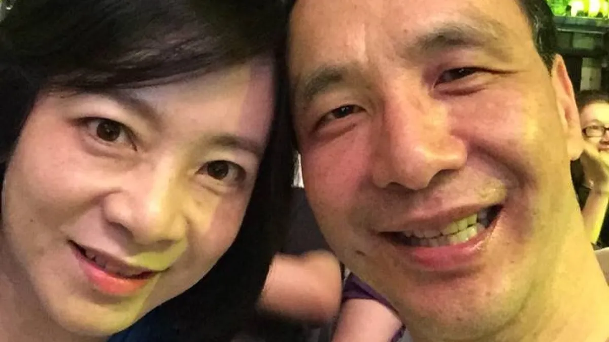 朱立倫在臉書貼出與夫人高婉倩聽民歌40演唱會的自拍合照