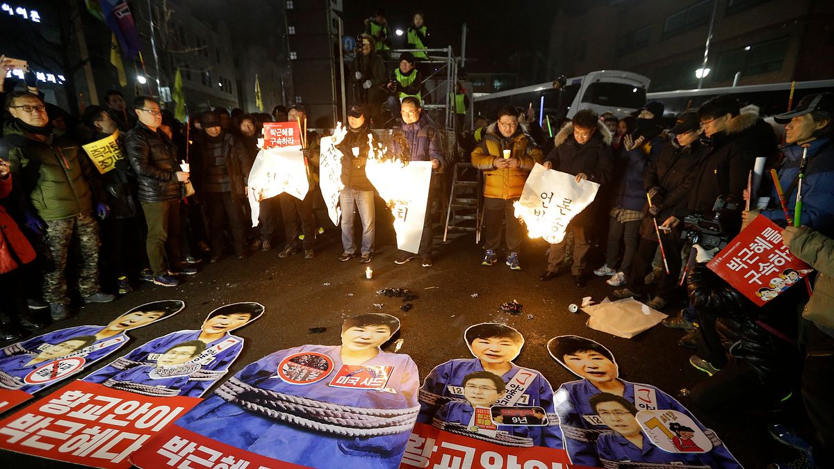 2016年最後一天,南韓民眾舉行第10次燭光集會,要求朴槿惠總統下台(AP) 2016年最後一天,南韓民眾舉行第10次燭光集會,要求朴槿惠總統下台(AP)