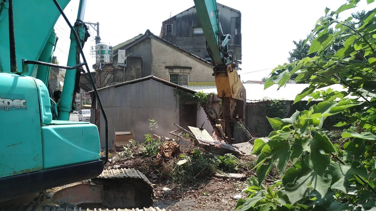 彰化縣溪湖鎮湖西巷有俗稱「豆干厝」以鐵皮屋搭建私娼館從事色情交易,彰化縣警局結合縣府,進行拆除作業。(圖/彰化縣政府提供) 彰化縣溪湖鎮湖西巷有俗稱「豆干厝」以鐵皮屋搭建私娼館從事色情交易,彰化縣警局結合縣府,進行拆除作業。(圖/彰化縣政府提供)