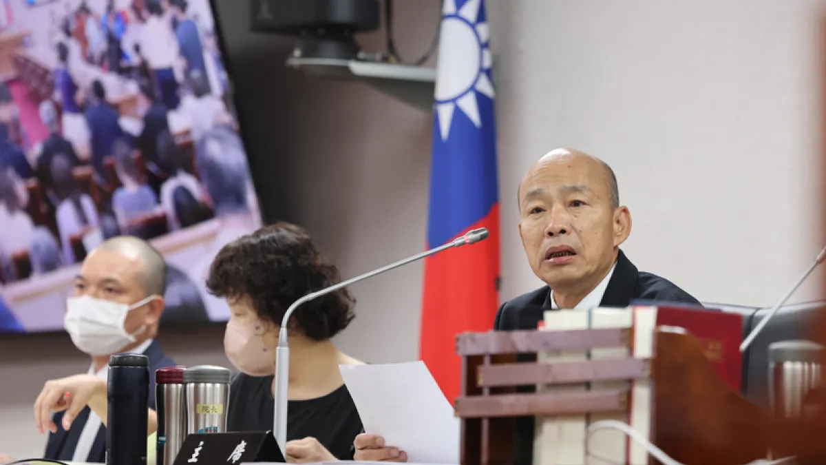 立法院長韓國瑜(右)主持朝野協商,飆罵國民黨團總召傅崐萁「拿了職權擺派頭」,缺席協商又不授權。(中央社)