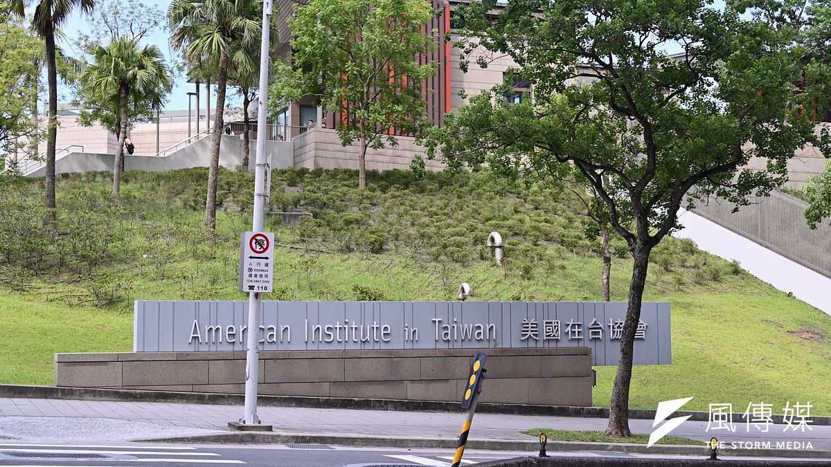 近來美國在國際上大打「中國錯誤引用聯大2758號決議」輿論戰,為了進一步虛化「一中」,外傳美方有意透過改變美國在台協會(AIT)處長任命方式,將其升格為「準大使館」,此舉還能挽救拜登岌岌可危的選情。(資料照,陳思明攝) 近來美國在國際上大打「中國錯誤引用聯大2758號決議」輿論戰,為了進一步虛化「一中」,外傳美方有意透過改變美國在台協會(AIT)處長任命方式,將其升格為「準大使館」,此舉還能挽救拜登岌岌可危的選情。(資料照,陳思明攝)