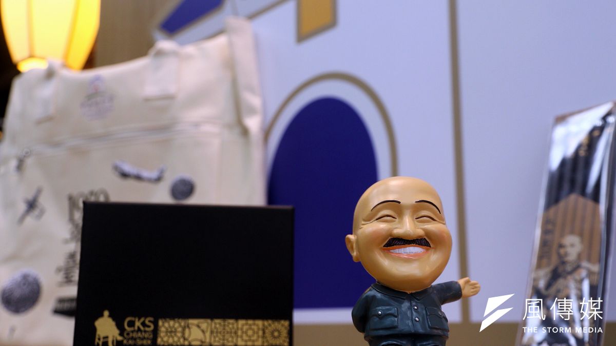 文化部推動「中正紀念堂轉型」,陸續下架蔣中正公仔等威權統治者意象鮮明的商品。(資料照,曾原信攝) 文化部推動「中正紀念堂轉型」,陸續下架蔣中正公仔等威權統治者意象鮮明的商品。(資料照,曾原信攝)