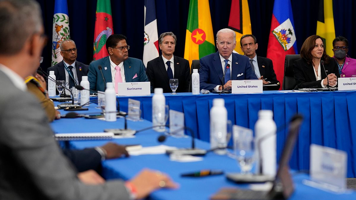 2022年6月9日,美國總統拜登與參加美洲峰會的加勒比海國家領袖會談(AP) 2022年6月9日,美國總統拜登與參加美洲峰會的加勒比海國家領袖會談(AP)