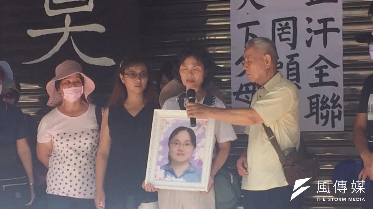 作者指出,大家不敢正視勞基法沒有被真正落實的問題,而是畫錯重點地將過錯歸咎於勞基法保障的不足,從而將尚未被真正落實的勞基法標準越提越高。圖為「抵制血汗全聯」發起之「全聯過勞死員工百日祭」,羅玉芬母親發言時泣不成聲(資料照,謝孟穎攝)