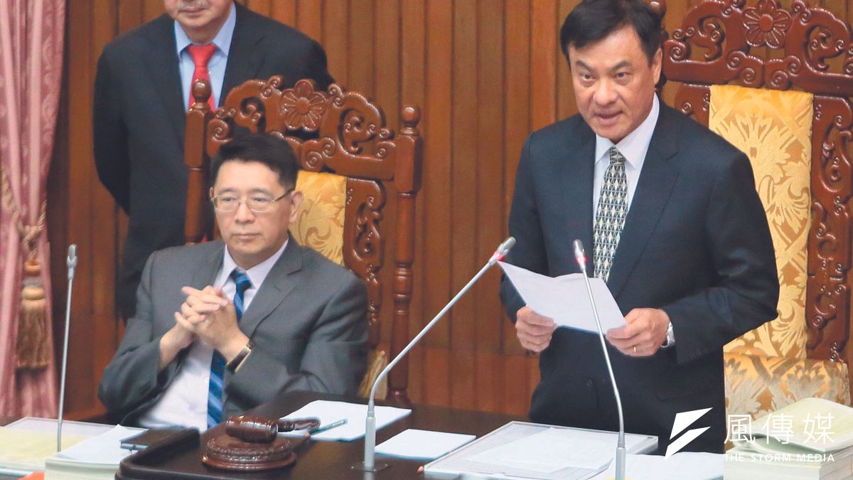 蘇嘉全(右)接收到源源不絕的企業陳情。(柯承惠攝) 蘇嘉全(右)接收到源源不絕的企業陳情。(柯承惠攝)