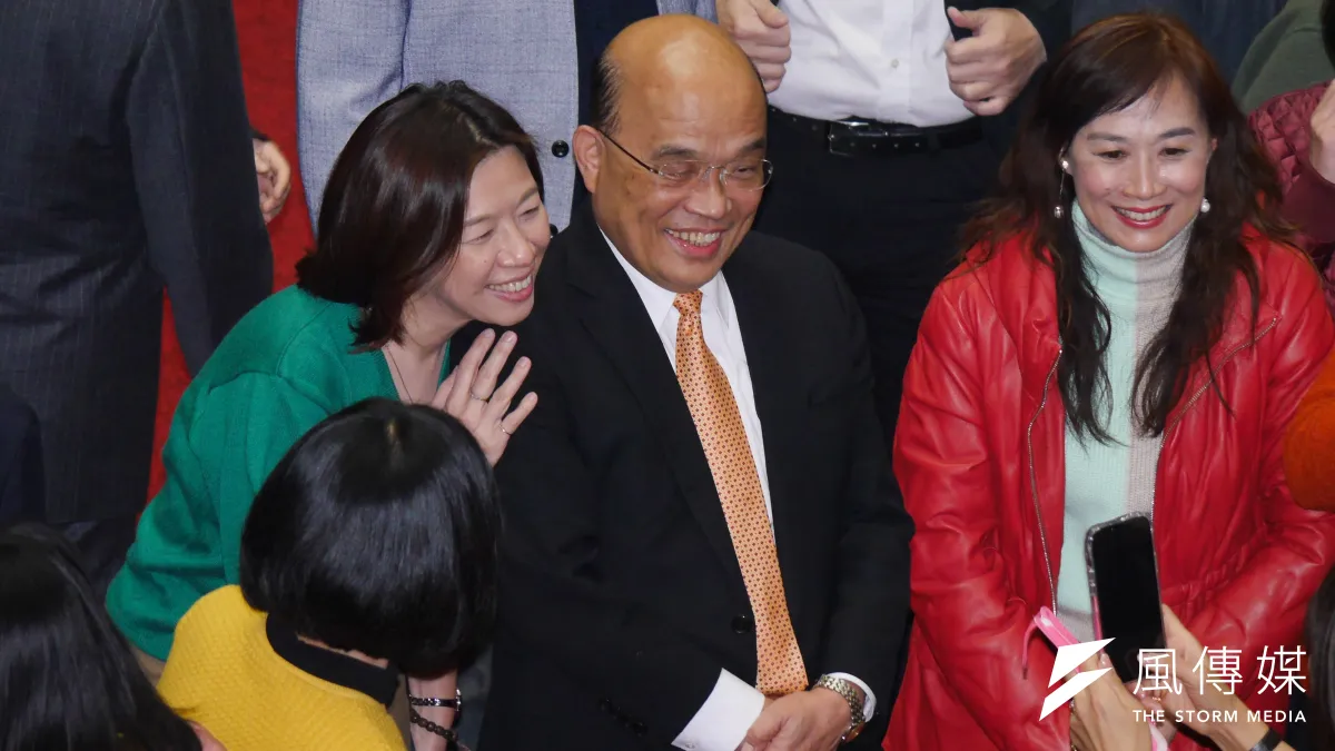 總統府發言人張惇涵轉述,稍早行政院長蘇貞昌(右二)已與總統蔡英文在總統府內進行會晤,蘇貞昌再度向蔡英文請辭。(蔡親傑攝)