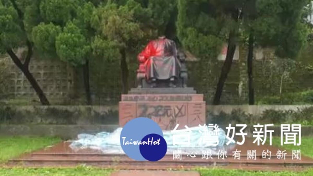 陽明山花鐘旁 蔣介石銅像遭砍頭噴紅漆 陽明山花鐘旁 蔣介石銅像遭砍頭噴紅漆