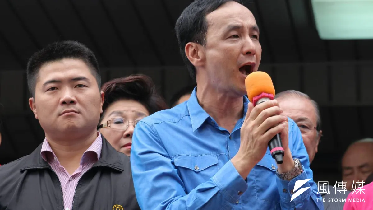 國民黨主席朱立倫22日啟動下鄉行程,首站來到台中,左為尋求連任立委顏寬恆。(葉信菉攝)