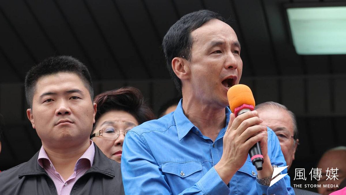 顏寬恒(左)宣布辭職副秘書長的時機,恰巧是朱立倫(右)宣布參選黨主席記者會的隔天,各界自然有許多猜測。(資料照,葉信菉攝) 顏寬恒(左)宣布辭職副秘書長的時機,恰巧是朱立倫(右)宣布參選黨主席記者會的隔天,各界自然有許多猜測。(資料照,葉信菉攝)