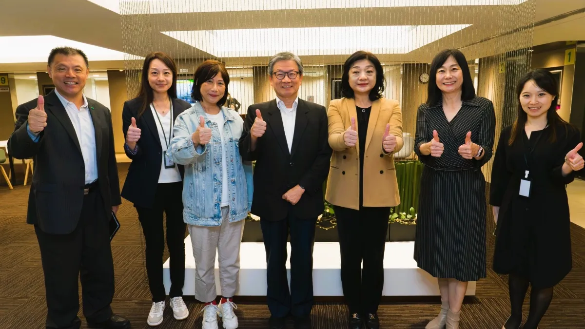 國泰人壽副總翁德雁(左二起)以及3位獨立董事余佩佩、吳當傑、王儷玲,與資深副總王麗秋等人,於松山分公司服務櫃檯合影。(國泰人壽提供)