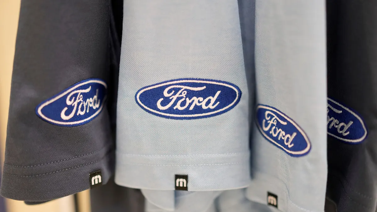 美國知名車廠福特(Ford)的品牌衣服。(美聯社) 美國知名車廠福特(Ford)的品牌衣服。(美聯社)