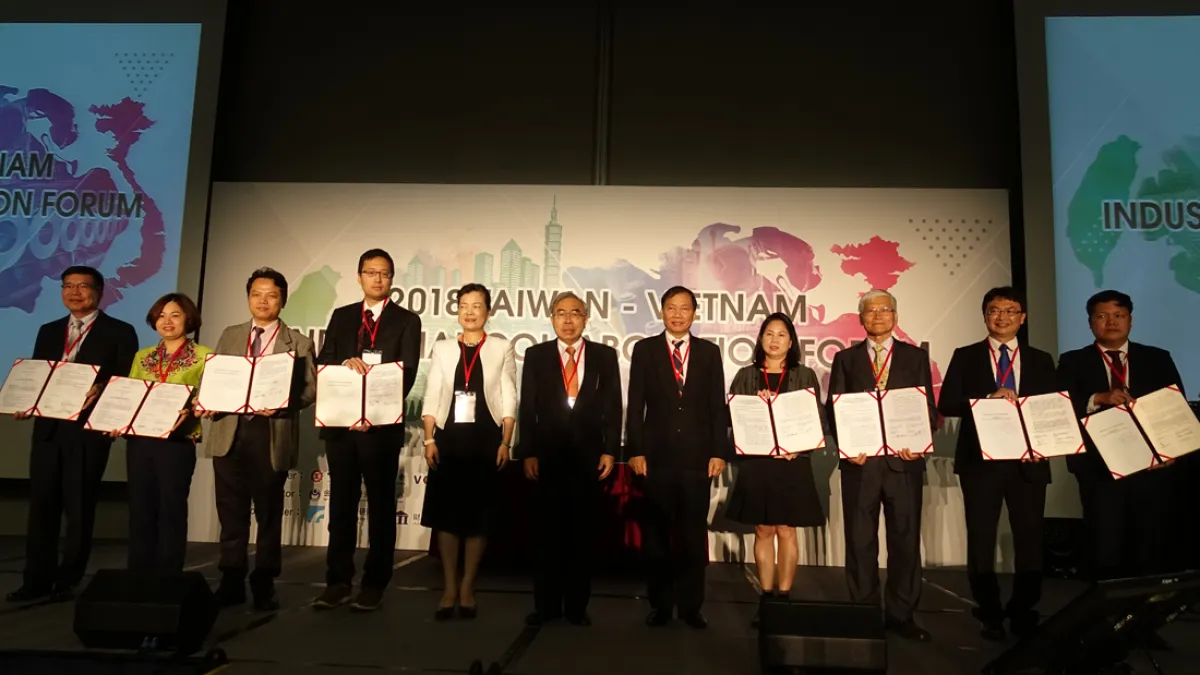 經濟部次長王美花(左五)、工總王文淵理事長(左六)、越南工商會黃光防副主席(右五)、胡志明市機械電公會黎氏紅鸞副會長(右四)、金屬中心林仁益董事長(右三)合影。(圖/金屬中心提供)