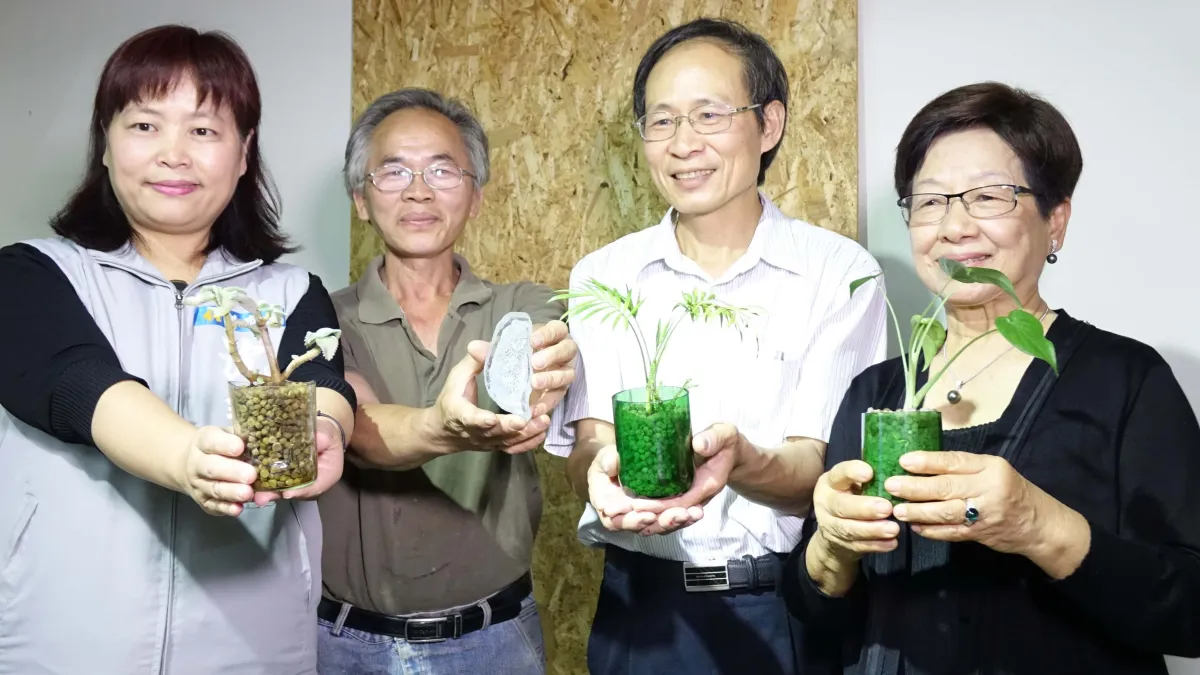 新竹市副市長沈慧虹、清大蕭銘芚教授等,共同展示環保玻璃土植栽成品與玻璃再製品。(圖/新竹市政府提供)