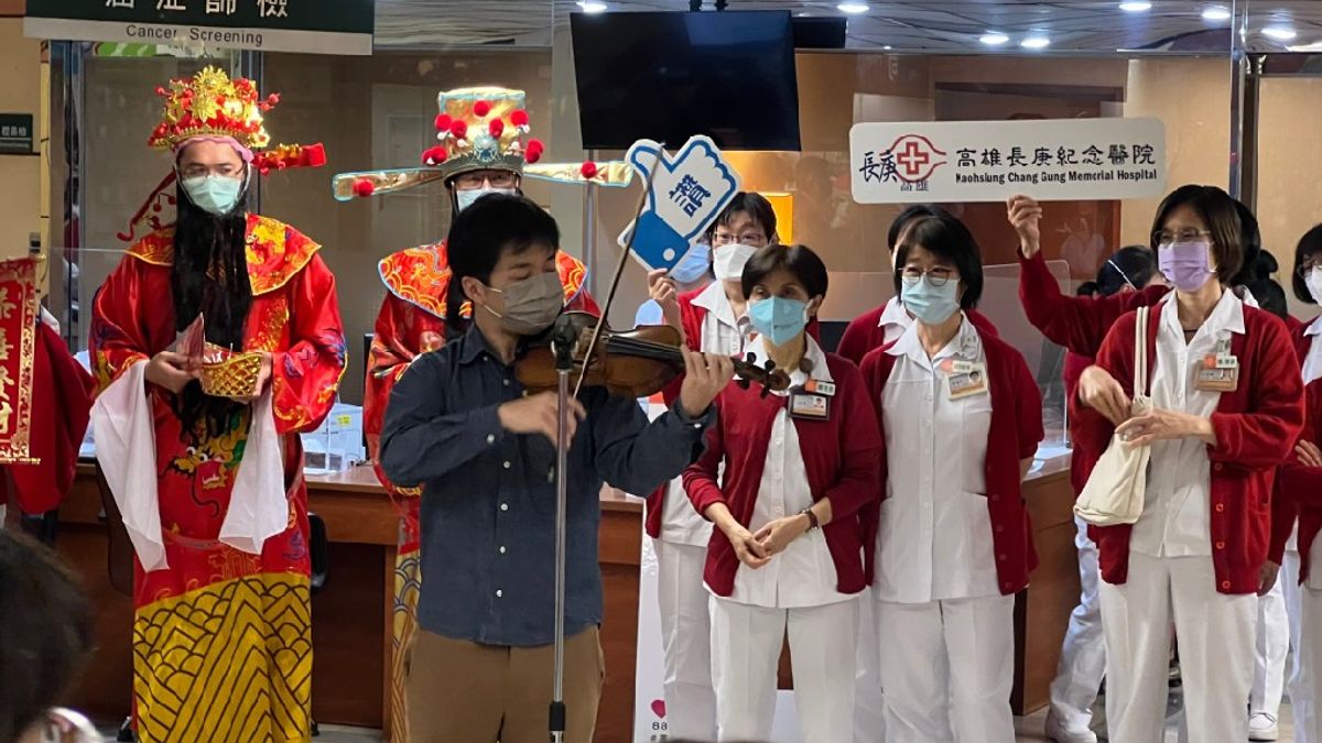 高雄長庚醫院邀請小提琴家魏靖儀到醫院快閃賀年表演。(圖/高雄長庚醫院提供) 高雄長庚醫院邀請小提琴家魏靖儀到醫院快閃賀年表演。(圖/高雄長庚醫院提供)