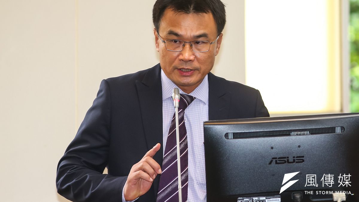 農委會主委陳吉仲2013年擔任中興大學教授時,曾表示「開放瘦肉精美豬進口後果很嚴重,政府打死也要擋」,如今支持擴大開放美豬被笑稱是「陳教授打臉陳主委」(資料照,顏麟宇攝) 農委會主委陳吉仲2013年擔任中興大學教授時,曾表示「開放瘦肉精美豬進口後果很嚴重,政府打死也要擋」,如今支持擴大開放美豬被笑稱是「陳教授打臉陳主委」(資料照,顏麟宇攝)