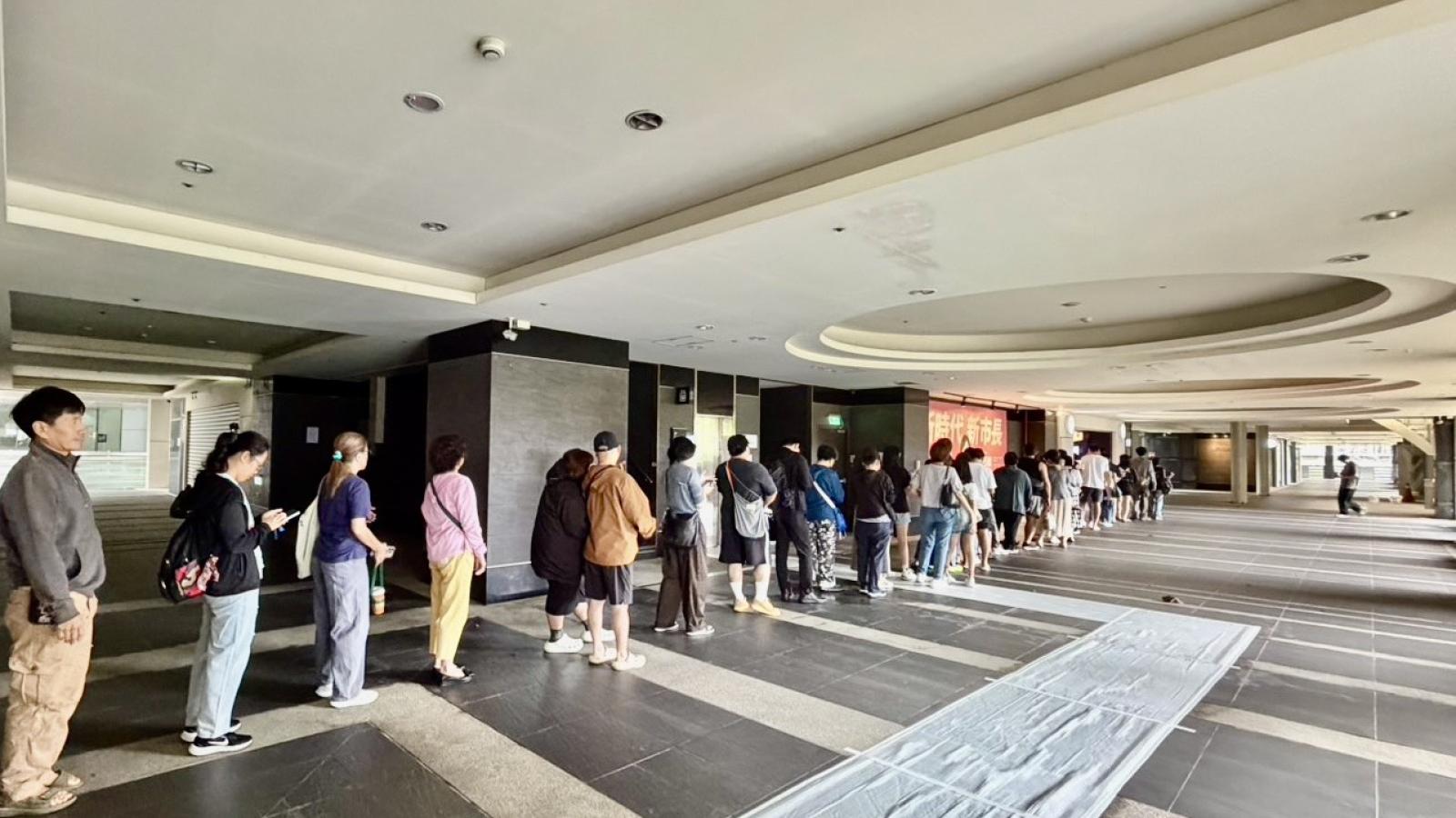 蘇巧慧「慧聚飄帶」魅力席捲新北!競總開門湧百公尺人龍 支持者排隊搶領