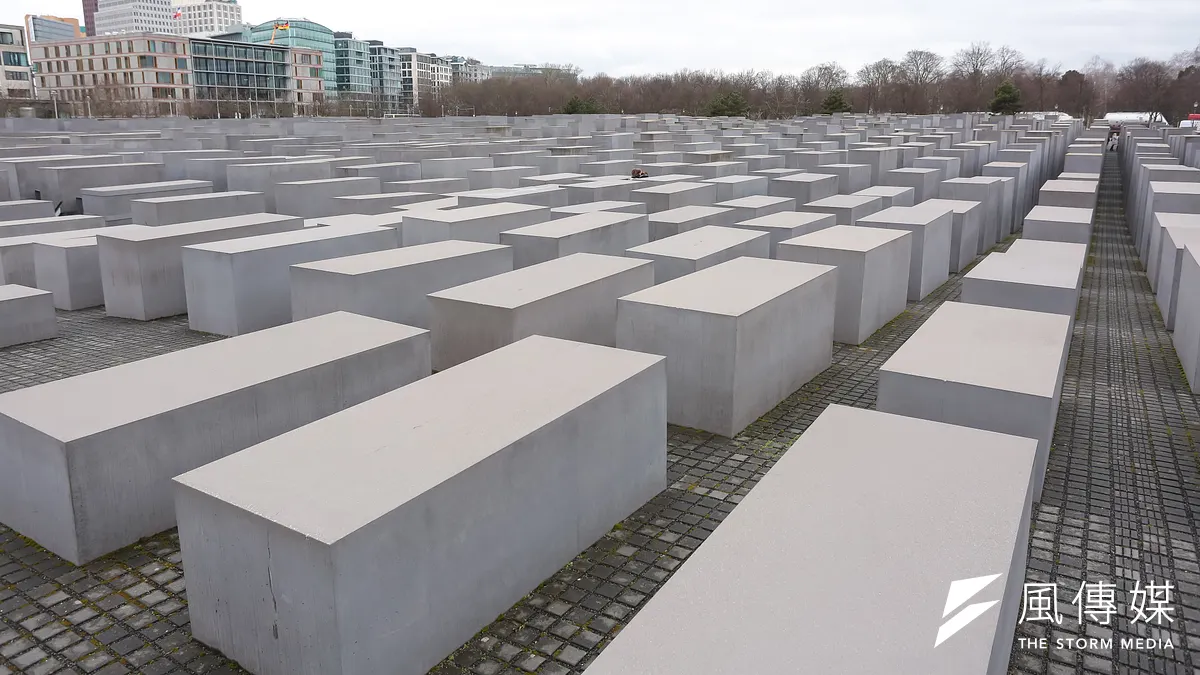 德國主流社會形成一種共識,那就是永遠銘記這段恐怖的歷史,永遠記住納粹法西斯的罪行,並要把這種認識世世代代傳下去。圖為德國柏林的歐洲被害猶太人紀念碑。(顏麟宇攝)