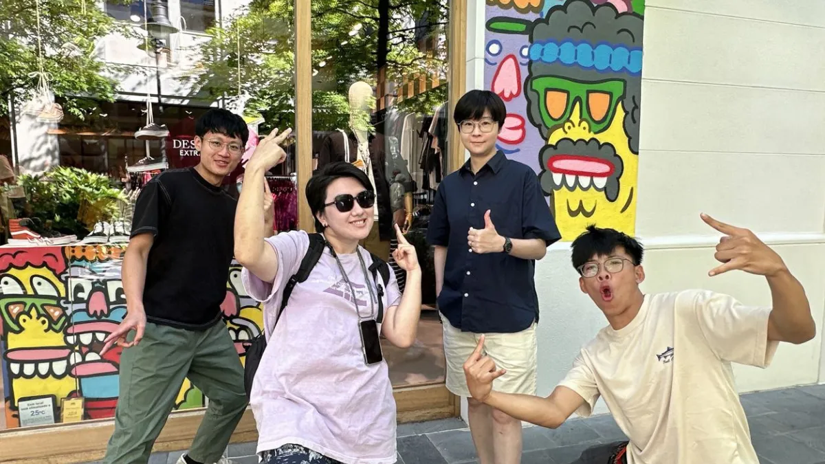 華梵美術系同學在楊侖教授(右二)導覽下,參觀藝術街區塗鴉藝術家Juay的作品。(圖/華梵大學提供)