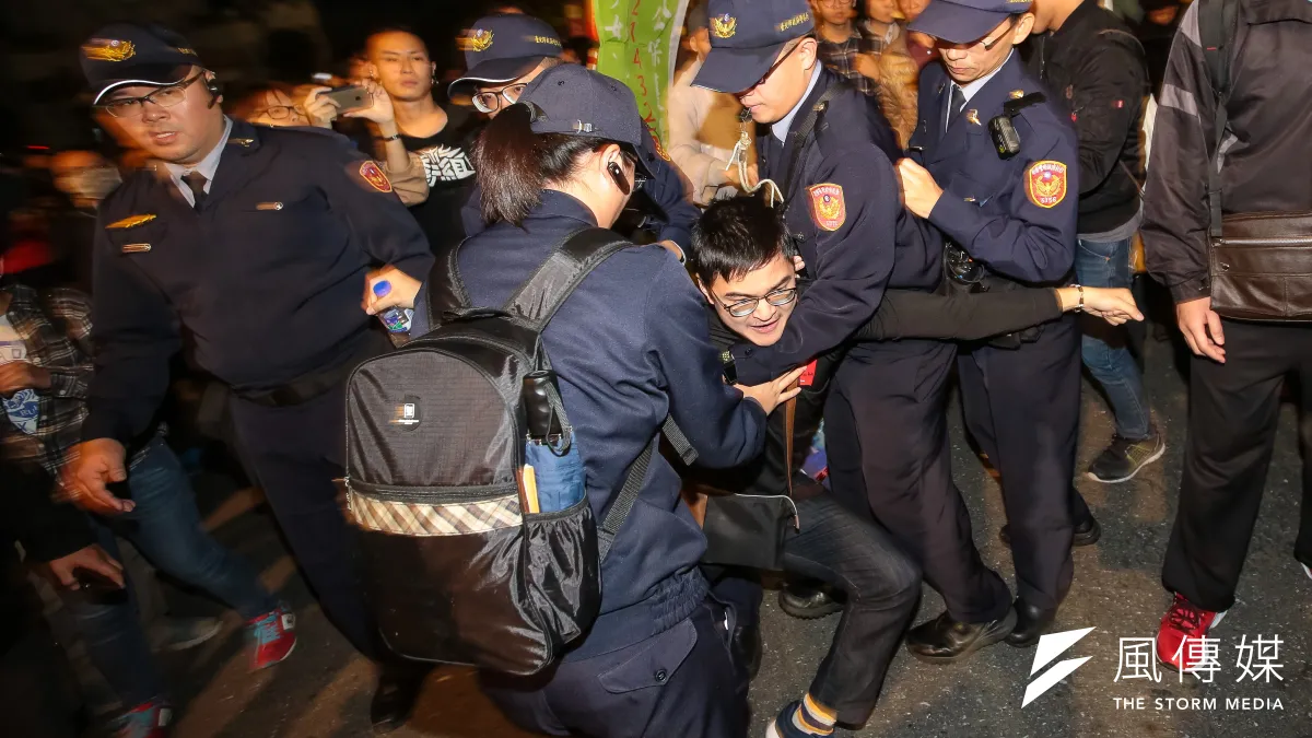 勞團23日舉行遊行,台北市長柯文哲24日表示,昨天晚間9點多,警察局長陳嘉昌曾詢問堵住交通怎麼辦?柯指示,堵住幹線交通不行,要排除。(資料照,顏麟宇攝)