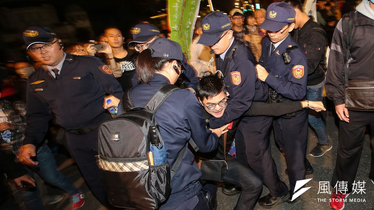 勞團23日舉行遊行,台北市長柯文哲24日表示,昨天晚間9點多,警察局長陳嘉昌曾詢問堵住交通怎麼辦?柯指示,堵住幹線交通不行,要排除。(資料照,顏麟宇攝) 勞團23日舉行遊行,台北市長柯文哲24日表示,昨天晚間9點多,警察局長陳嘉昌曾詢問堵住交通怎麼辦?柯指示,堵住幹線交通不行,要排除。(資料照,顏麟宇攝)