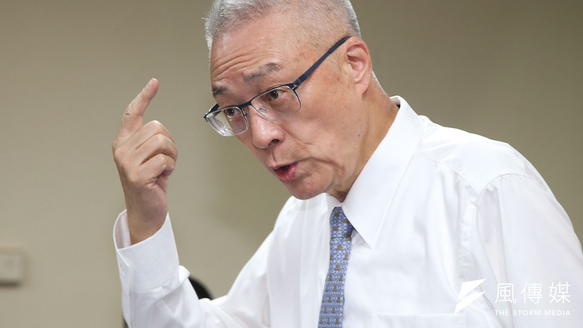 對於國民黨主席洪秀柱希望把兩岸路線說清楚,國民黨準主席吳敦義表示「我講的都非常清楚。」而吳敦義也希望藉民間藝術交流,讓1992年達成的「九二共識、一中各表」基礎能更為穩固。(陳明仁攝) 對於國民黨主席洪秀柱希望把兩岸路線說清楚,國民黨準主席吳敦義表示「我講的都非常清楚。」而吳敦義也希望藉民間藝術交流,讓1992年達成的「九二共識、一中各表」基礎能更為穩固。(陳明仁攝)