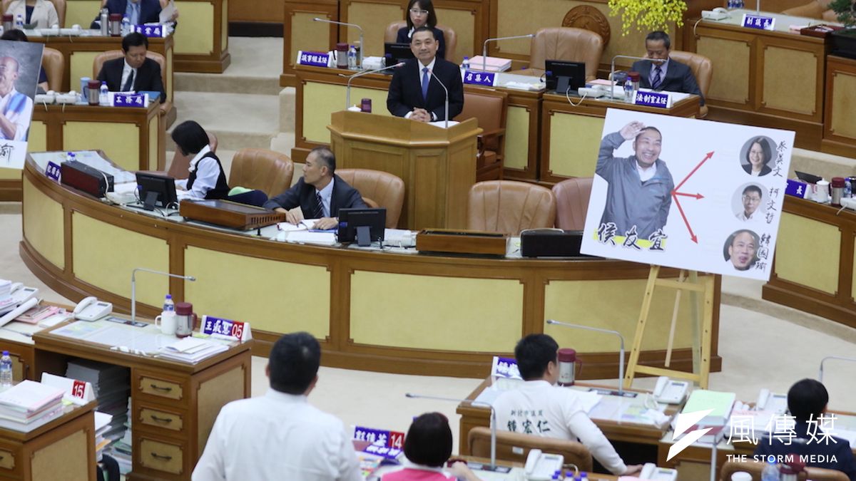 新北市長侯友宜今(22)日上午接受議會總質詢。(圖/李梅瑛攝) 新北市長侯友宜今(22)日上午接受議會總質詢。(圖/李梅瑛攝)