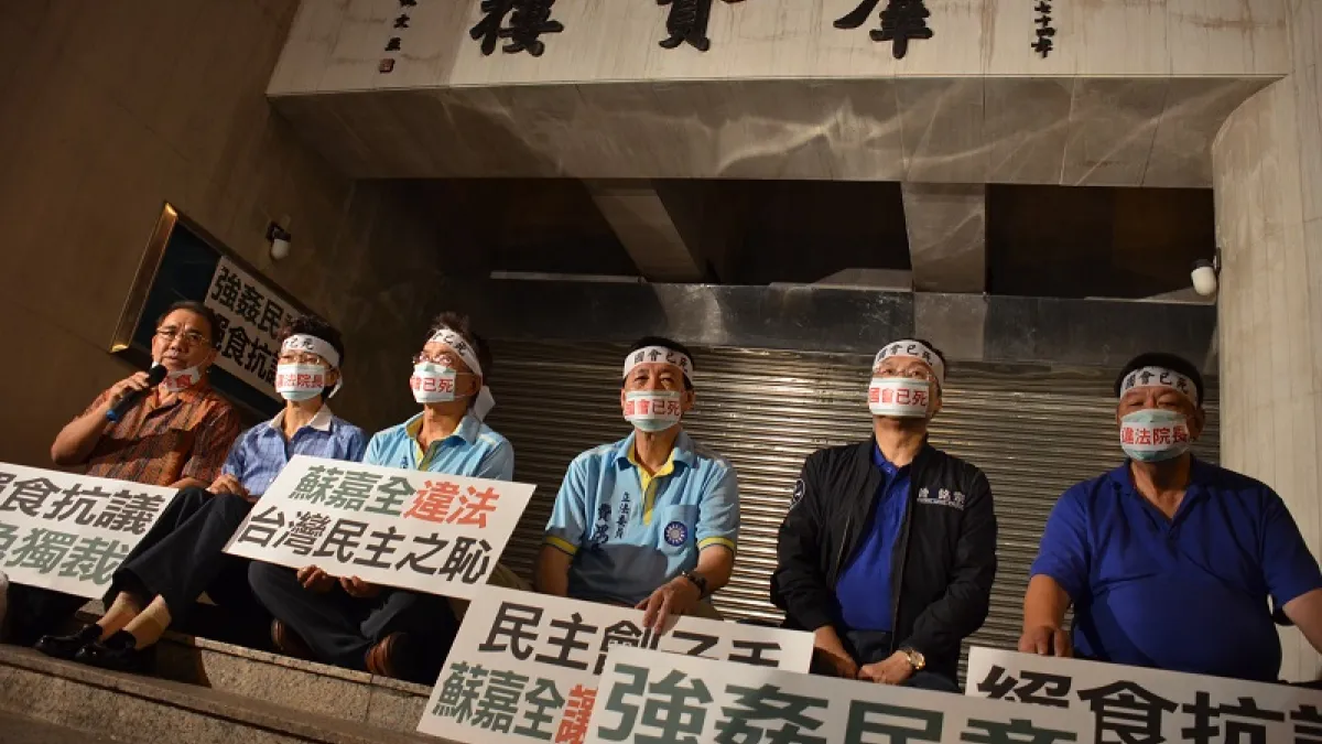 國民黨立院黨團為前瞻建設基礎條例特別預算案的「萬件提案」遭「封殺」,在立法院群賢樓前「禁食」抗議。(國民黨團提供)
