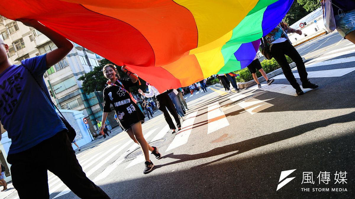 「希望這社會不要出現下一對『我爸媽』,一對都不要。」她希望社會看見同志被迫走入異性戀婚姻的真實悲劇,讓人們知道幸福不只是有「一男一女」的樣板(示意圖,攝於2018同志大遊行;簡必丞攝) 「希望這社會不要出現下一對『我爸媽』,一對都不要。」她希望社會看見同志被迫走入異性戀婚姻的真實悲劇,讓人們知道幸福不只是有「一男一女」的樣板(示意圖,攝於2018同志大遊行;簡必丞攝)