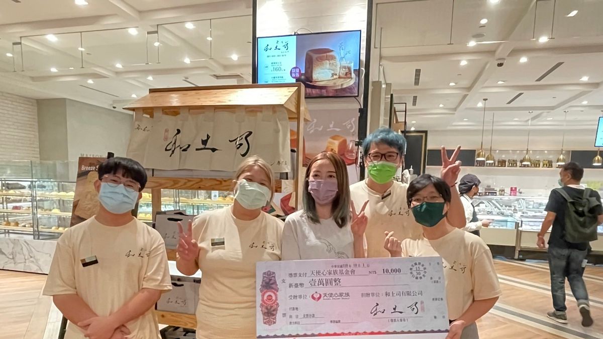 捐贈單位和土司邀請慈善大使五熊擔任一日店長,和土司捐贈愛心基金新台幣一萬元整。(圖/和土司提供) 捐贈單位和土司邀請慈善大使五熊擔任一日店長,和土司捐贈愛心基金新台幣一萬元整。(圖/和土司提供)