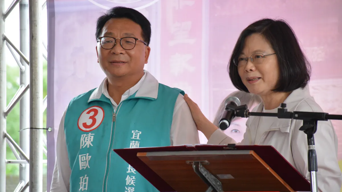 民進黨主席蔡英文(右)到宜蘭輔選,讚縣長候選人陳歐珀(左)是基層出身,呼籲大家支持。(民進黨中央提供)