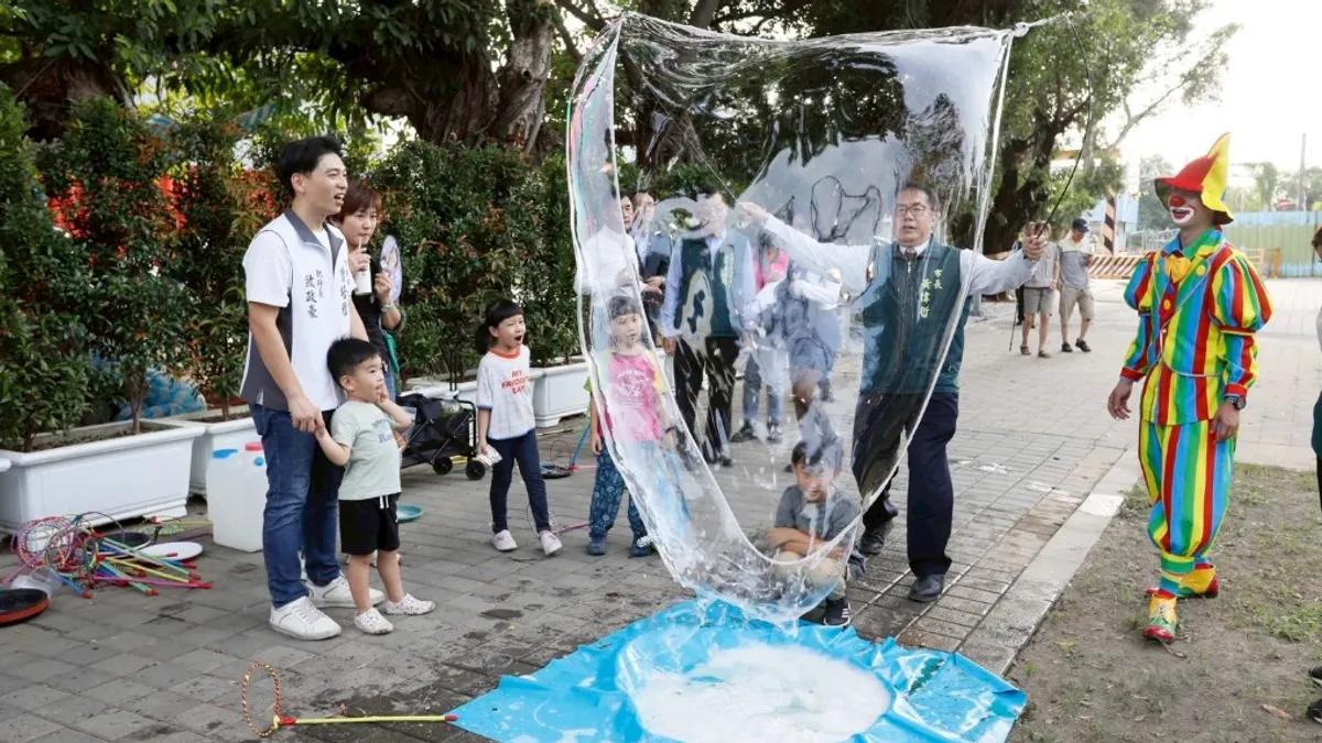 2025城市探險計畫熱鬧舉行,集結音樂演出、風格市集與親子體驗活動,市長黃偉哲親臨現場與市民同樂。(圖/台南市府提供) 2025城市探險計畫熱鬧舉行,集結音樂演出、風格市集與親子體驗活動,市長黃偉哲親臨現場與市民同樂。(圖/台南市府提供)