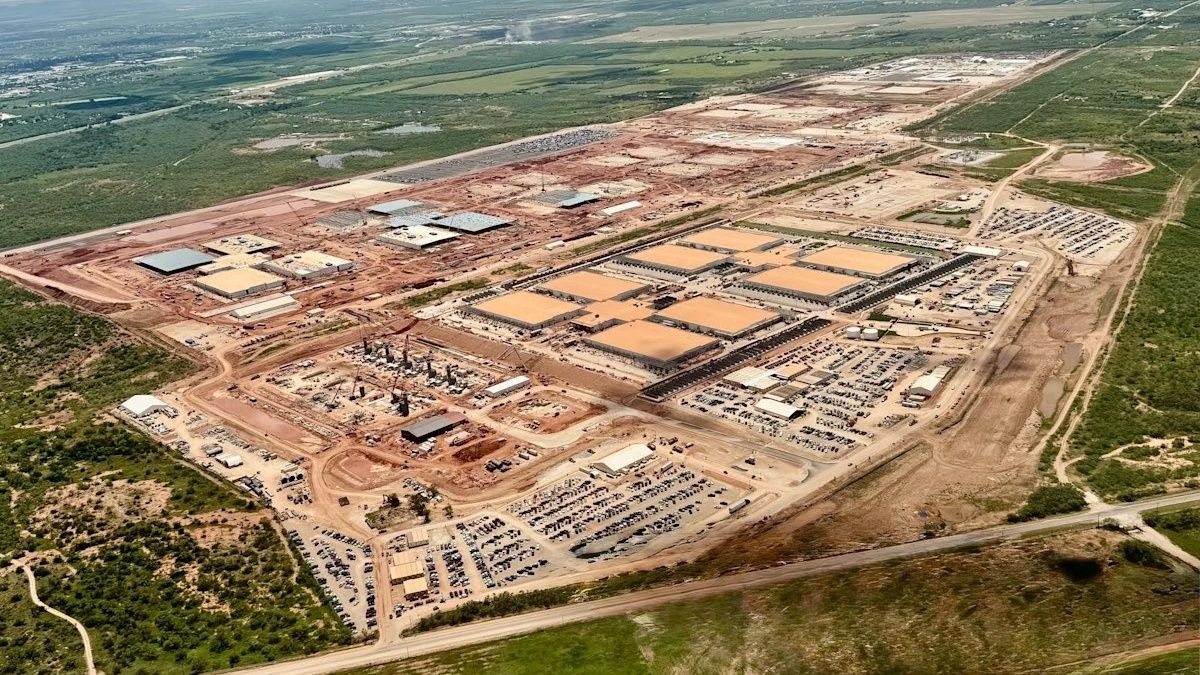 《華爾街日報》指出:「白宮揭示的5000億美元計畫至今仍難起飛。(A $500 billion effort unveiled at the White House…has struggled to get off the ground.)」,至今未完成任何一筆資料中心交易。(圖為Stargate基地/翻攝X@Greg Brockman) 《華爾街日報》指出:「白宮揭示的5000億美元計畫至今仍難起飛。(A $500 billion effort unveiled at the White House…has struggled to get off the ground.)」,至今未完成任何一筆資料中心交易。(圖為Stargate基地/翻攝X@Greg Brockman)