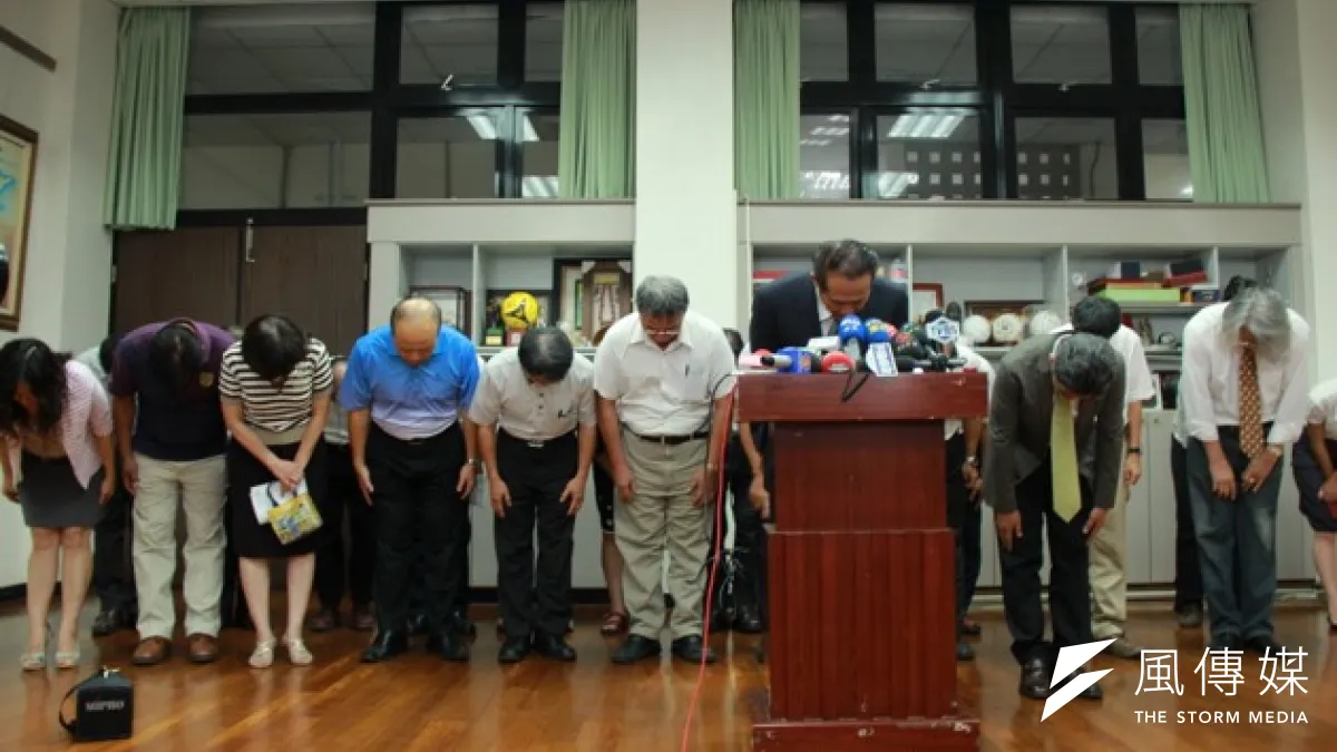 屏縣副縣長透露:強冠劣油案時曹啟鴻就想辭,但為了要在任內做好稽查縣內違章工廠工作,才決定留下來。(圖為強冠案時屏東縣長曹啟鴻率縣府團隊道歉,取自屏東縣政府網站)