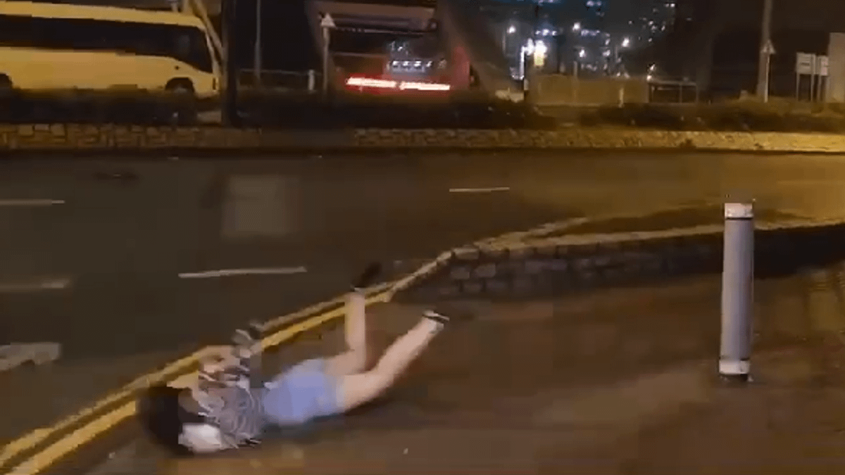 香港女子被強風吹倒,臉朝地滑行10公尺。(圖/翻攝臉書) 香港女子被強風吹倒,臉朝地滑行10公尺。(圖/翻攝臉書)