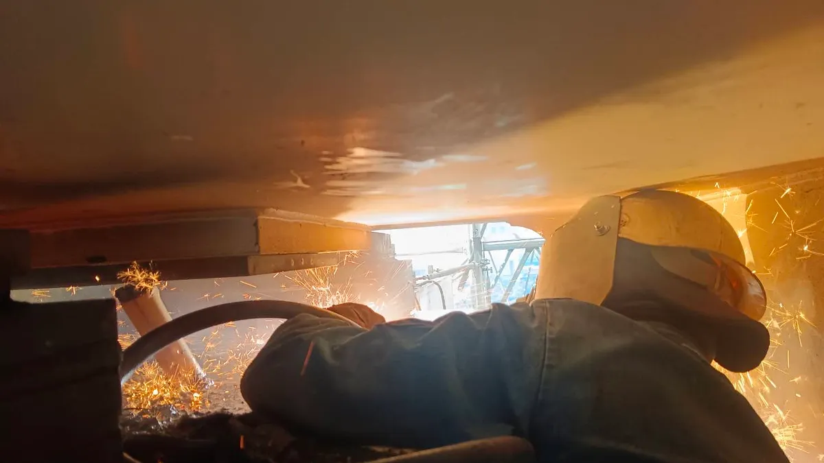 連續梁重型支撐架已完成安裝,目前正焊接補強及架設頂昇設備。(圖/新北市捷運局)