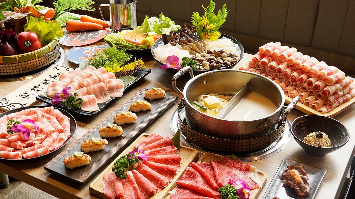 馬辣集團推6月證件優惠活動,對中證件有機會享海鮮水產、鮭魚壽司無限量吃到飽。(圖/馬辣集團提供) 馬辣集團推6月證件優惠活動,對中證件有機會享海鮮水產、鮭魚壽司無限量吃到飽。(圖/馬辣集團提供)