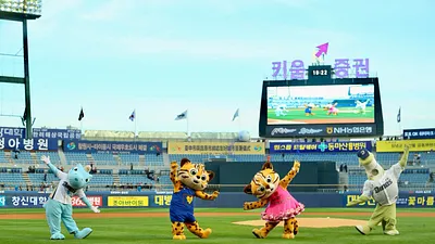 台中花博吉祥物樂虎、來虎,與韓國職棒恐龍隊吉祥物Dandi霸王龍、Sseri腕龍熱舞開場,吸引韓國球迷爭相合照。(圖/台中市政府提供)