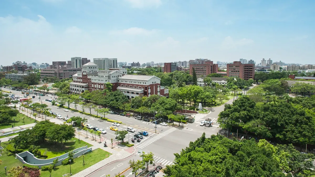 面試心得平台「面試趣」近期公布最新數據,成大、陽明交大持續領跑,但中南部院校與技職體系正憑藉「即戰力」異軍突起。(圖/取自國立成功大學臉書)